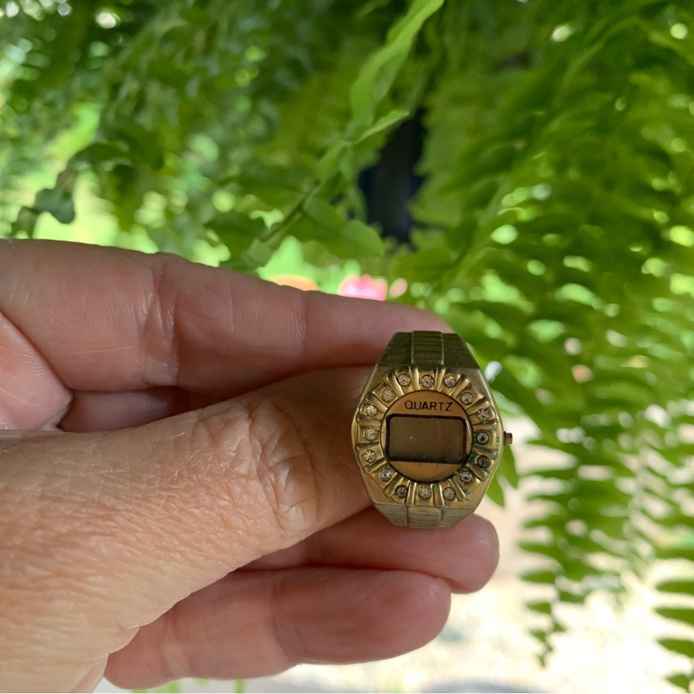 Quartz Digital LCD Ring Watch Expansion Band Gold Toned UNTESTED Needs Battery
